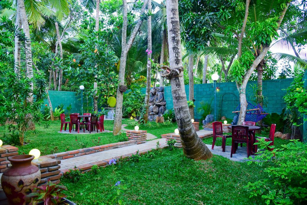 Hotel Moonstone Анурадхапура Екстериор снимка