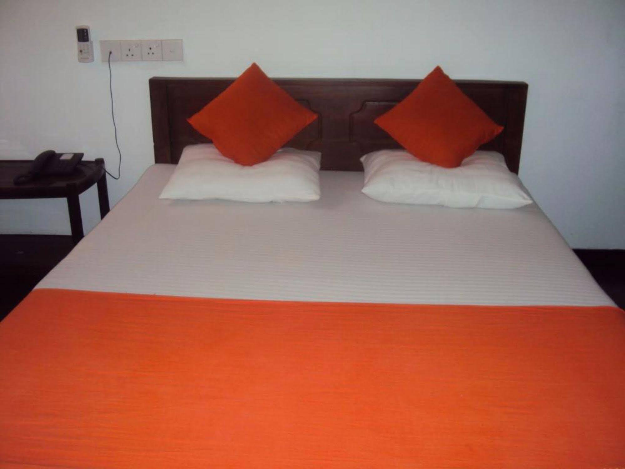 Hotel Moonstone Анурадхапура Екстериор снимка